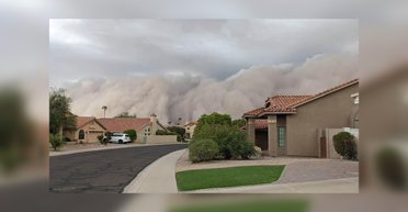 Дьявол из пустыни: крупный город оказался в плену гигантской песчаной бури (фото, видео)