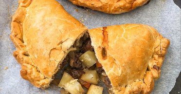 Идеальный перекус: как приготовить английские "пастушьи" пирожки с мясом