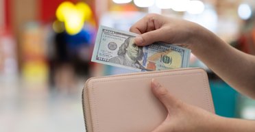 "Вызов 100 конвертов": в сети показали трюк, как за сто дней собрать $5000 наличными