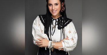 У строгій сукні та з елегантною зачіскою: Джамала показала раритетну фотографію з бабусею