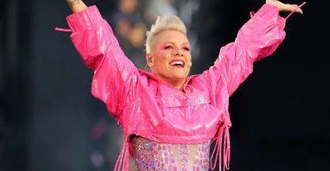 Ледь не померла: відома американська співачка Pink зізналася в передозуванні наркотиками (відео)