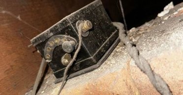 Не чіпали понад 100 років: чоловік знайшов таємничу чорну скриньку під своїм будинком (фото)