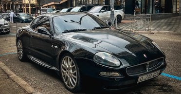 Раритет с двигателем Ferrari: в Киеве заметили спорткар на номерах Красного Креста (фото)