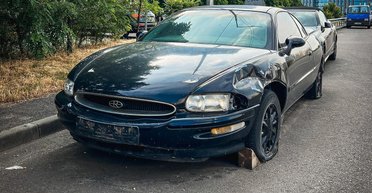 В Украине обнаружили заброшенным люксовый американский автомобиль 90-х (фото)