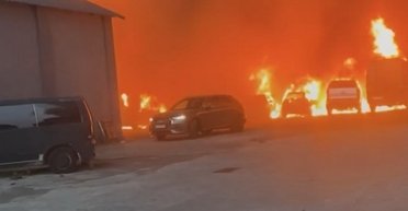 Спасали из огня: ВС РФ ударили по СТО, на которой стояли машины Фонда Притулы (видео)