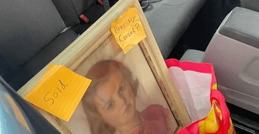 Приносить нещастя: жінка купила "проклятий" портрет дівчини в червоній сукні (фото)