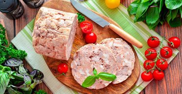 Лучше, чем колбаса из магазина: рецепт вкусной ветчины из индейки