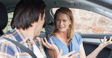 Женщина попыталась задавить своего парня по пути на сеанс парной терапии (фото)