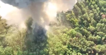 Бойцы ВСУ одной гранатой разнесли склад мин ВС РФ и припаркованную БМП (видео)