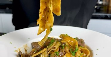 Вишукано і просто: рецепт макаронів із грибами та м'ясом на вечерю (відео)