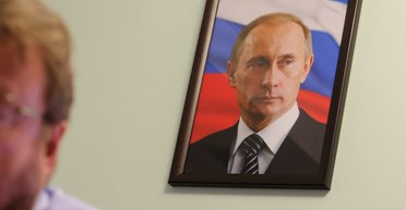 Рядом с окровавленными портретами Путина: в Мариуполе нашли тела 6 оккупантов, — партизаны