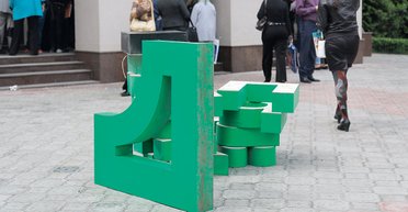 Что с них взять. Сможет ли государство взыскать задолженность с бывших собственников ПриватБанка