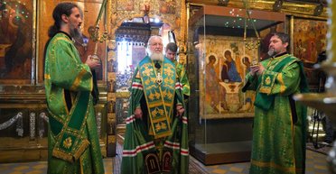 Без икон не получается. Почему в разгар войны Путин решил отдать "Троицу" Андрея Рублева РПЦ