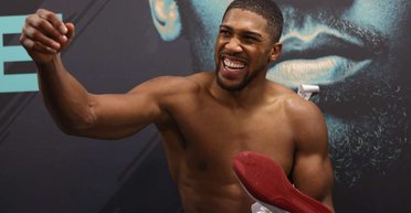 С логотипом спецподразделения ГУР: Энтони Джошуа сфотографировался с флагом Украины (фото)