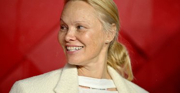 56-річна Памела Андерсон без макіяжу зʼявилася на червоній доріжці (фото)