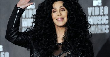 Сын певицы Шер в очередной раз попал в беду: его схватила полиция после инцидента в школе — что он натворил