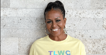 "Наповнила сторінки мудрістю": Мішель Обама в гарній сукні представила свою книгу (фото)