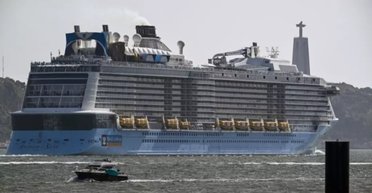 Круїзний лайнер змінив маршрут і несподівано врятував людей посеред моря (відео)