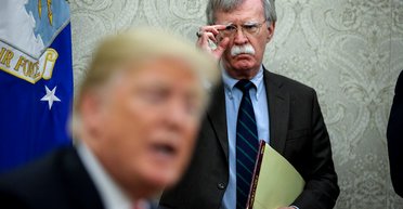 Тысячи бумажных порезов. Как мемуары бывших друзей Трампа уничтожают его шансы на переизбрание