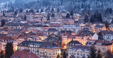 Символ несчастья: возмущенные горожане заставили власть избавиться от позорной елки (фото)