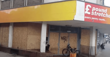 Лист, який "коштував мільйони": вулиці міста заповнені покинутими магазинами (відео)