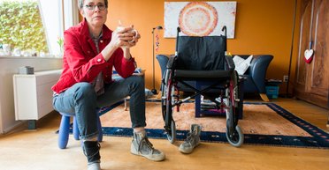 "Больницы закончатся, а я нет". Почему украинские пациенты бьются с рассеянным склерозом в одиночку