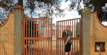 Мужчина купил дом на острове за копейки: теперь делает виллу мечты своими руками (фото, видео)