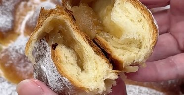 М'які, як хмаринка: простий рецепт домашніх булочок із варенням