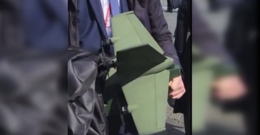 Хвост не влез: охрана Путина носит в сумках перехватчики FPV-дронов (видео)