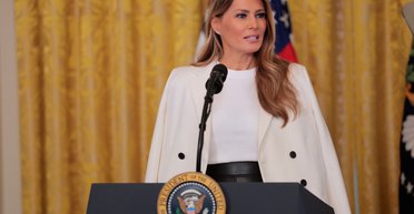 Меланія Трамп вигуляла на публіці розкішний чорно-білий образ (фото)