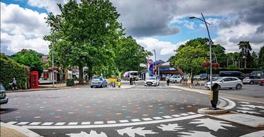 Перекресток за 5 миллионов возмутил людей: разметку номинировали на дизайнерскую премию (фото, видео)