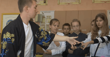 Живі метелики, вирощені в штучних умовах: вчитель зацікавлює учнів експериментами (відео)