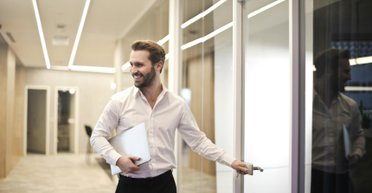 Деньги — не главное. Исследование показало, что делает людей счастливыми в Украине и ЕС