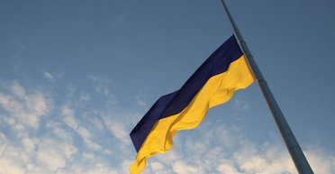 В Киеве внезапно приспустили главный флаг Украины: в чем причина