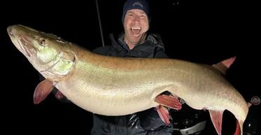 Чоловік спіймав "найбільшу" в світі рибу: це рекорд для всього виду (фото)