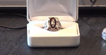 "Блищав у болоті": чоловік знайшов на городі персня, але найцікавіше сталося потім