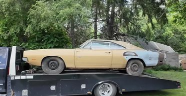 Не ездил 53 года: в старом сарае обнаружили культовый спорткар 60-х за $200 000 (видео)