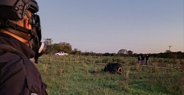 Загадковий "волохатий" об'єкт упав із неба: поліція оточила місце, експерти розводять руками