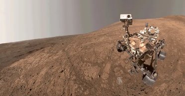 Марсохід NASA зробив селфі на Марсі: у кадр потрапив несподіваний гість (фото)