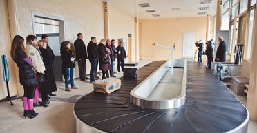 Россиянка в аэропорту выпрыгнула на ленту для багажа, чтобы быстрее добраться до самолета (видео)