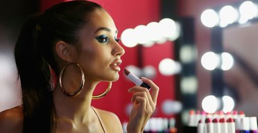 Буйство красок и классика. Топ-7 трендов макияжа осени 2021