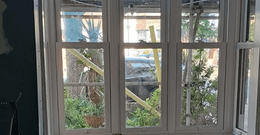 Чоловік наважився на відчайдушний крок, аби в його вікна більше не заглядали сусіди (фото)