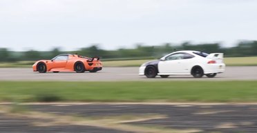 Старий 922-сильний спорткар Honda порівняли з суперкаром Porsche на прямій (відео)