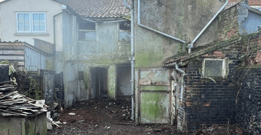 Внутри поселились крысы: заброшенный дом после продажи изменился до неузнаваемости (фото)