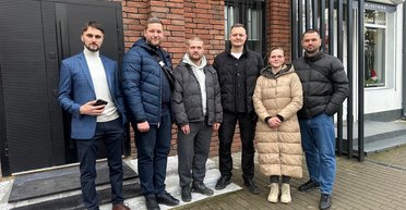 Різдвяне диво: переселенці з Харківщини отримали у подарунок будинок від "Труха Україна" (фото)