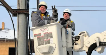 "Работаем иногда до часу ночи": энергетики ДТЭК круглосуточно чинят оборудование в Киеве и области после обстрелов