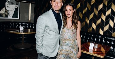 Алісія Вікандер з Джудом Лоу вийшли на червону доріжку на прем'єрі фільму "Firebrand" (фото)