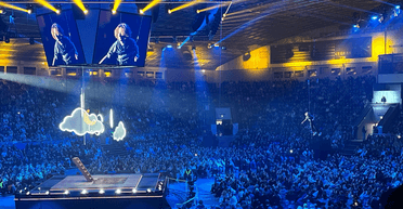 Байдак застряг у повітрі над Палацом спорту під час концерту: мережа вибухнула мемами (фото)