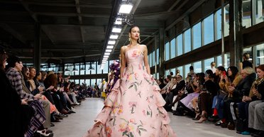 Цветы, оборки и романтичные силуэты: в Нью-Йорке прошел показ Carolina Herrera