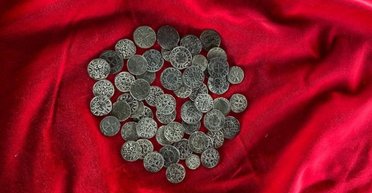 Знахідка міжнародного значення: археологи знайшли унікальний скарб монет там, де їх не мало б бути (фото)